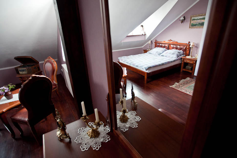 Dwor Na Wichrowym Wzgorzu Bed and Breakfast Przybysławice Rum bild