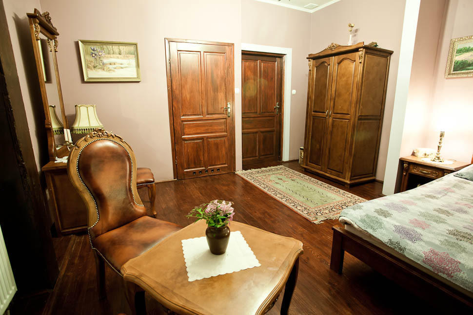 Dwor Na Wichrowym Wzgorzu Bed and Breakfast Przybysławice Rum bild