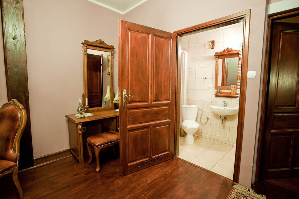 Dwor Na Wichrowym Wzgorzu Bed and Breakfast Przybysławice Rum bild